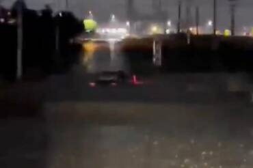 Policiais e populares resgatam família de caminhonete submersa em Matupá