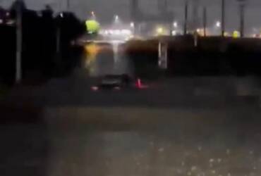 Policiais e populares resgatam familia de caminhonete submersa em Matupa -CenárioMT