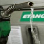 Etanol fica estável no Brasil, mas perde competitividade frente à gasolina, aponta ANP