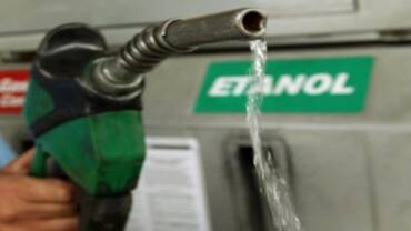 Etanol fica estável no Brasil, mas perde competitividade frente à gasolina, aponta ANP