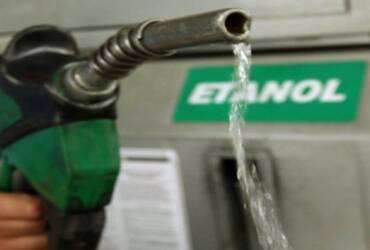 Etanol fica estável no Brasil, mas perde competitividade frente à gasolina, aponta ANP