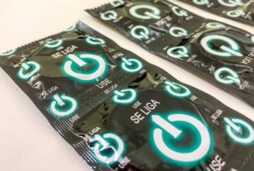 Preservativos pretos enfileirados em mesa