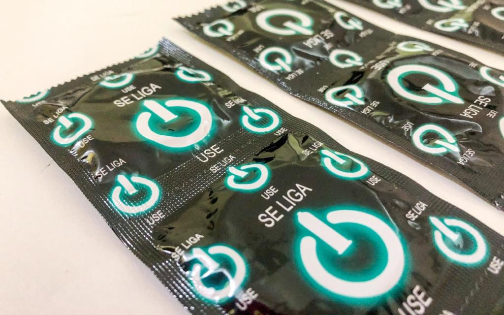 Preservativos pretos enfileirados em mesa