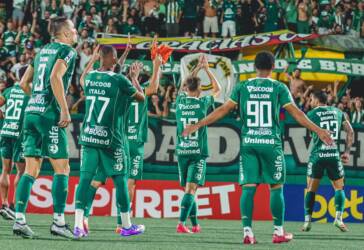 Chapecoense x Coritiba ao vivo: onde assistir, escalações e palpite do duelo pelo Brasileirão 2026. Imagem: Rafael Bressan/ACF