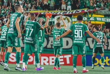 Chapecoense x Coritiba ao vivo: onde assistir, escalações e palpite do duelo pelo Brasileirão 2026. Imagem: Rafael Bressan/ACF