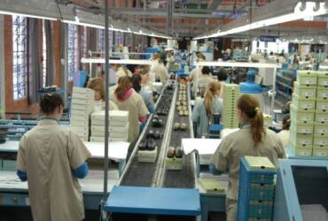 Redução da jornada para 40 horas teria impacto semelhante a reajustes do salário mínimo, aponta Ipea