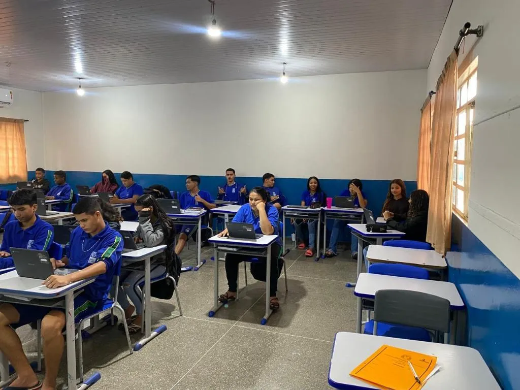 Seciteci entrega mesas e cadeiras para ETECs de MT