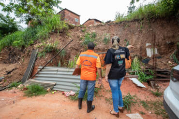 Solo encharcado ameaça desabar casas e mobiliza força-tarefa em Cuiabá