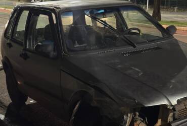 Menor atravessava com o pai quando foi atingido de raspão por veículo que teria “rampado” a elevação; vítima sofreu escoriações leves