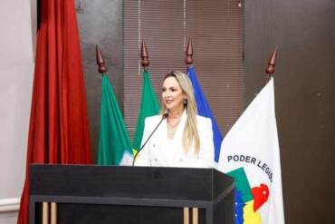 Vereadora alerta pais sobre riscos de jogos online e reforça importância do acompanhamento familiar