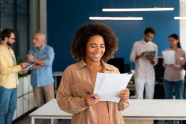 Abertura ao aprendizado supera domínio técnico na efetivação de estagiários, aponta pesquisa