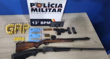 Dois homens foram presos por porte ilegal de arma de uso permitido e restrito; armamentos e munições estavam sem documentação