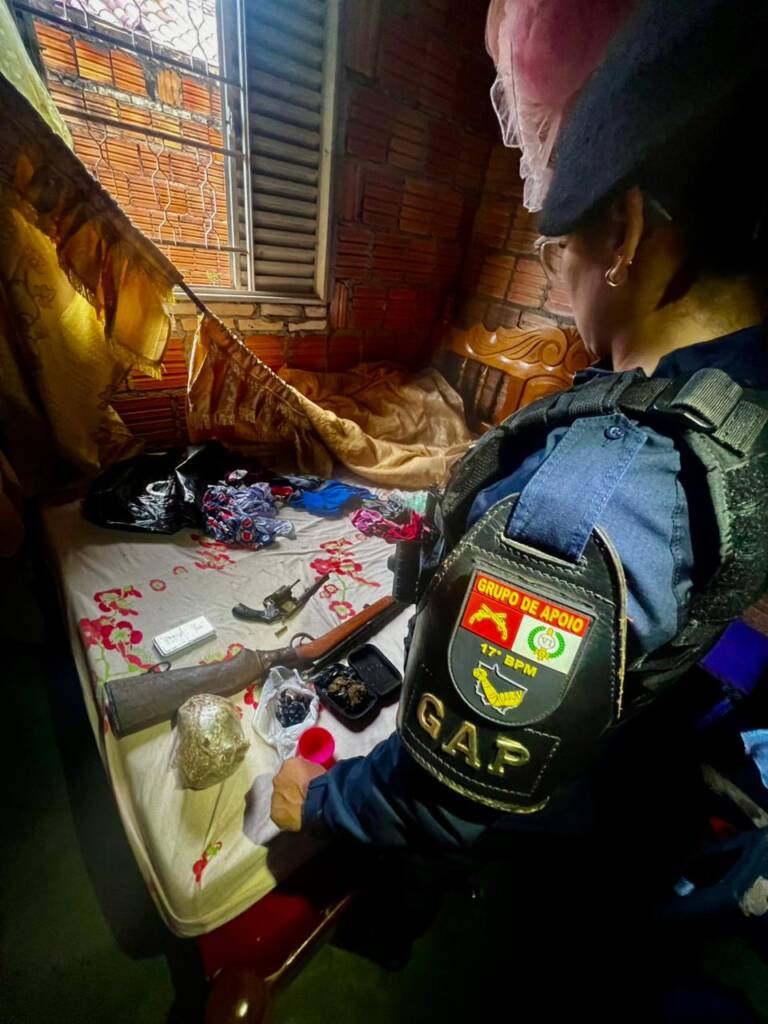 Arma de alto poder de fogo estava entre drogas, munições e materiais ligados ao comércio ilegal, segundo a Polícia Militar