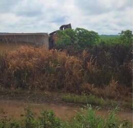 Carreta carregada sai da pista e tomba na BR-163 em Lucas do Rio Verde