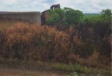 Carreta carregada sai da pista e tomba na BR-163 em Lucas do Rio Verde