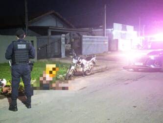 Suspeito tinha mandado de prisão em aberto, tentou escapar durante patrulhamento no bairro Amazonas e foi detido com maconha e pasta base de cocaína