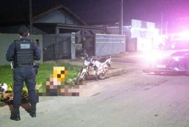 Suspeito tinha mandado de prisão em aberto, tentou escapar durante patrulhamento no bairro Amazonas e foi detido com maconha e pasta base de cocaína