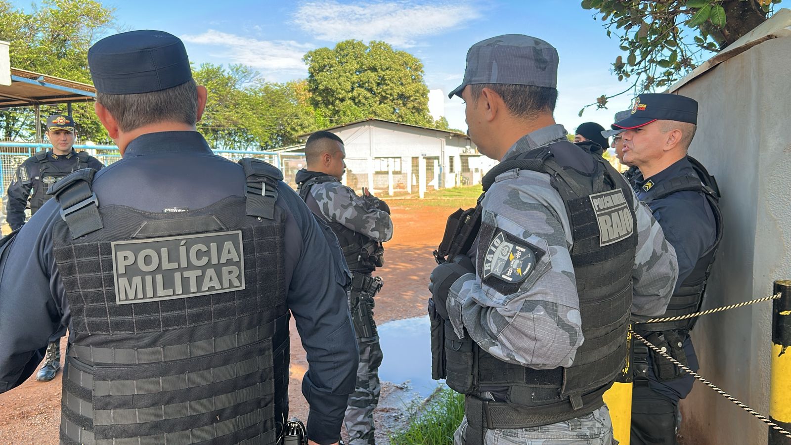 Polícia Civil realiza operação em Lucas do Rio Verde e cumpre diligências em pontos estratégicos A Polícia Civil realiza, na manhã desta quarta-feira, uma operação em Lucas do Rio Verde, com cumprimento de diligências em diferentes pontos da cidade. As ações foram registradas em prédios residenciais e também em uma algodoeira, onde, segundo informações preliminares, estariam concentradas parte das investigações. As informações iniciais apontam que empresas com atuação no município seriam alvo da investigação por suposta participação em um esquema que envolveria o estado de Mato Grosso, o Paraná e outras regiões do país. A suspeita é de aplicação de golpes contra empresas e produtores de algodão, com prejuízos estimados em cerca de R$ 10 bilhões às vítimas. A operação é conduzida pelo GAECO (Grupo de Atuação Especial de Combate ao Crime Organizado), que realiza a coleta de documentos e materiais com o objetivo de consolidar as apurações e verificar o possível envolvimento da empresa localizada em Lucas do Rio Verde no esquema investigado. O apoio operacional está sendo prestado pela Polícia Militar, por meio do 13º Batalhão e do 14º Comando Regional. Segundo o comandante regional, coronel Secchi, a corporação foi acionada para dar suporte ao cumprimento dos mandados judiciais. “Nos foi solicitado apoio por parte do GAECO para o cumprimento de mandados de busca e apreensão aqui em Lucas do Rio Verde. Desde as cinco horas da manhã nos reunimos no quartel e fomos a quatro pontos da cidade, com maior efetivo concentrado na algodoeira”, explicou. De acordo com o coronel, além da unidade empresarial, outras três residências também foram alvo da operação. “Tivemos mais três residências com realização de busca e apreensão. Aqui na algodoeira há materiais listados para apreensão, e o pessoal do GAECO está conferindo notas e documentos para cumprir a determinação judicial na íntegra”, detalhou. Até o momento, a situação transcorre de forma tranquila, conforme informou o comandante. “As pessoas que representam a empresa se apresentaram e estão acompanhando os trabalhos, assim como testemunhas que foram chamadas para acompanhar toda a atuação do GAECO juntamente com a Polícia Militar.” Apesar da movimentação intensa, ainda não houve confirmação oficial sobre prisões. A expectativa é que mais informações sejam divulgadas após a consolidação dos materiais apreendidos e a conclusão das diligências. A reportagem segue acompanhando o caso e atualizará o andamento da operação assim que houver novo posicionamento das autoridades. 
