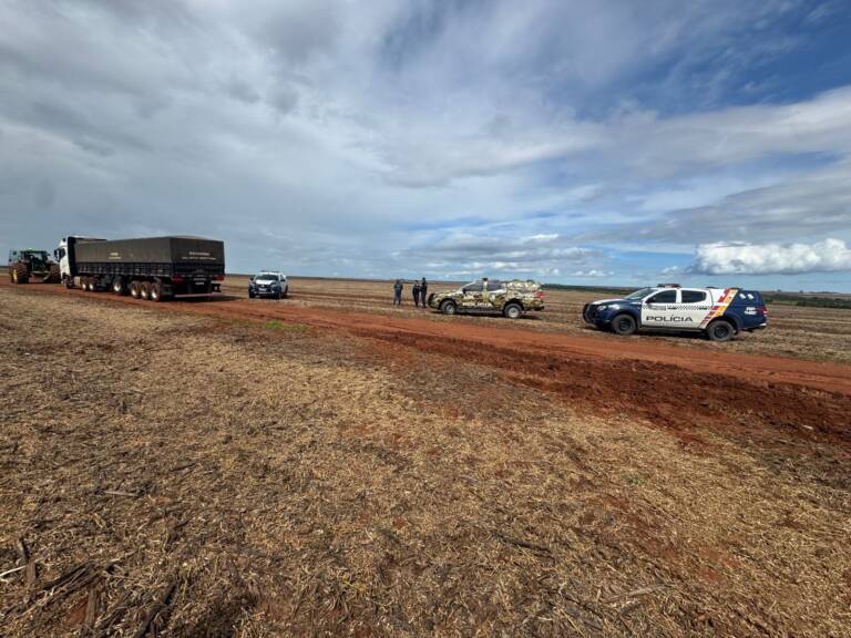 PM recupera carreta roubada com 39 toneladas de soja em área rural a 85 km de Diamantino