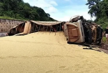 Carreta perde freio, tomba e BR-364 é interditada em Nobres/MT