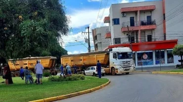 Foto de acidente em rotatória na avenida Mutum em Nova Mutum
