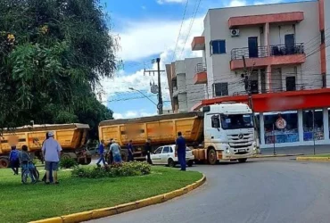 Foto de acidente em rotatória na avenida Mutum em Nova Mutum