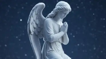 Anjo em oração sob a luz da lua simbolizando a proteção divina na noite de domingo.