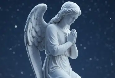 Anjo em oração sob a luz da lua simbolizando a proteção divina na noite de domingo.