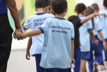 Alunos de escola cívico-militar do DF sofrem punição com flexão