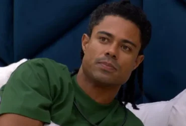 Quem é Astro Rei no BBB 26? Papo de Breno e Maxiane levanta suspeita sobre psicóloga