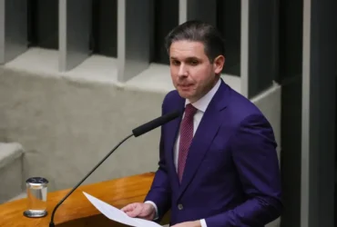 Decisão sobre penduricalhos no STF é elogiada por Hugo Motta