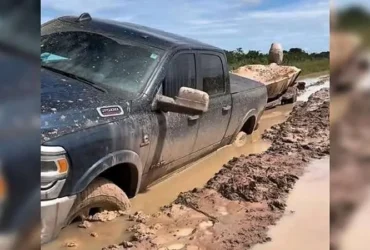 Caminhonete fica presa em lamaçal após chuvas intensas em estrada rural de MT