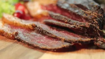 carne suína cortada em pedaços sobre a mesa