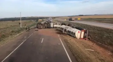 Carreta com carga perigosa tomba na BR-163 e interdita totalmente rodovia em Diamantino