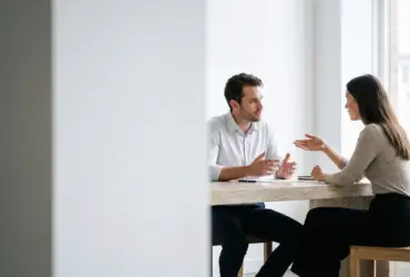 Casal tendo uma conversa franca