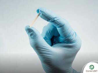 Foto de chip implanon sendo manuseado com luvas esterilizadas