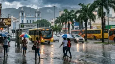 Imagem de ruas em Cuiabá com moradores se protegendo da chuva