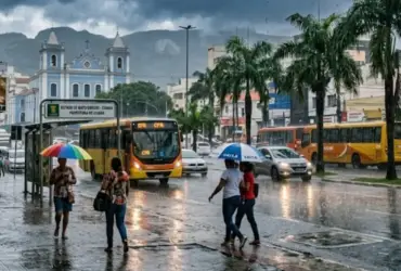Imagem de ruas em Cuiabá com moradores se protegendo da chuva