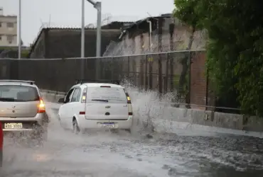Chuva intensa causa alertas e mobilização de bombeiros no Rio
