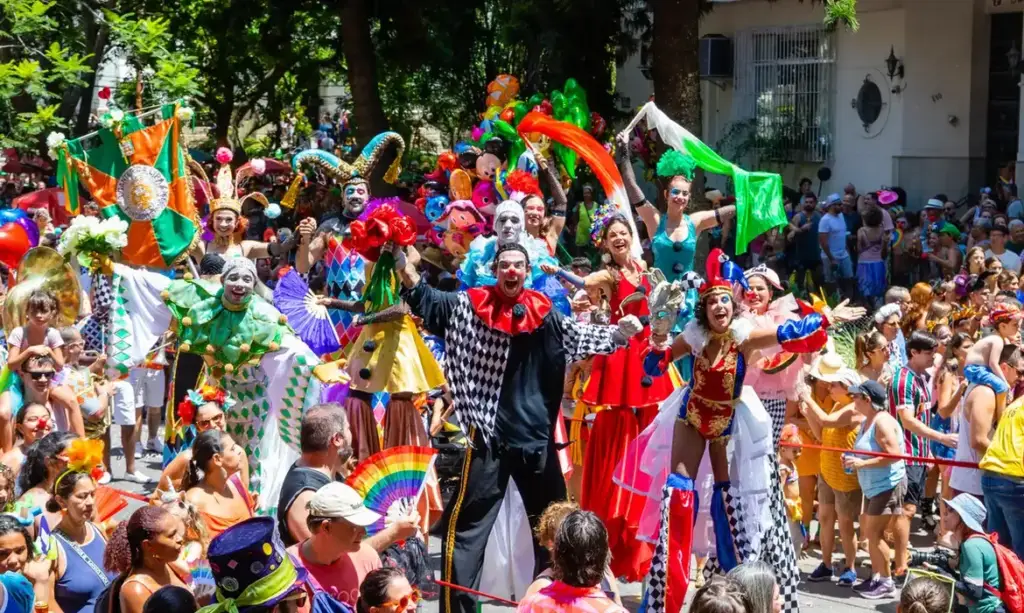 Carnaval 2026 reúne 56 blocos neste domingo no Rio de Janeiro