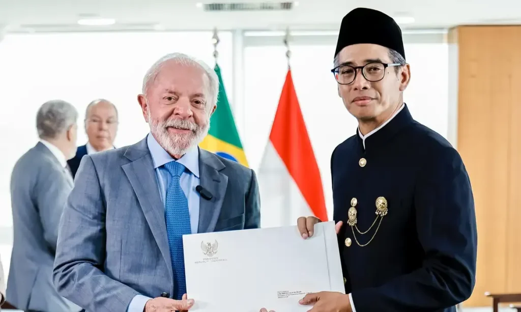 Lula recebe embaixadores e formaliza atuação diplomática no Brasil