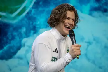 Imagem do esquiador brasileiro Lucas Pinheiro Braathen em uma entrevista coletiva