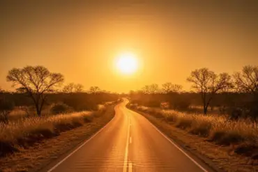 Imagem para ilustrar o clima quente, uma estrada no por do sol