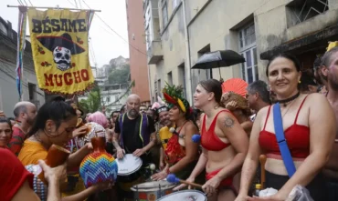 Besa Me Mucho leva música latina e discurso político ao Morro da Providência