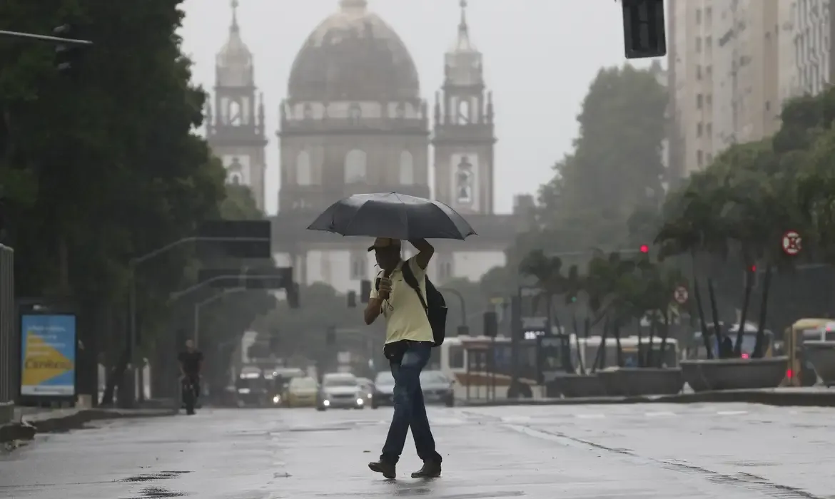 Marinha é acionada para resposta a chuvas intensas no Rio de Janeiro