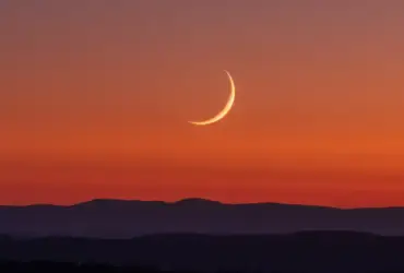 Fina Lua Crescente visível no horizonte durante o crepúsculo de 23 de fevereiro.