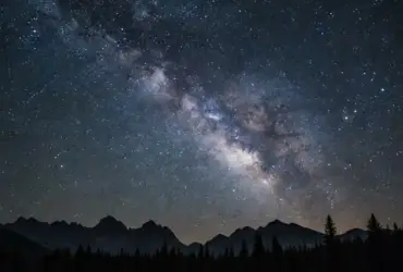 Céu estrelado com Via Láctea visível durante a fase de Lua Nova em fevereiro de 2026.