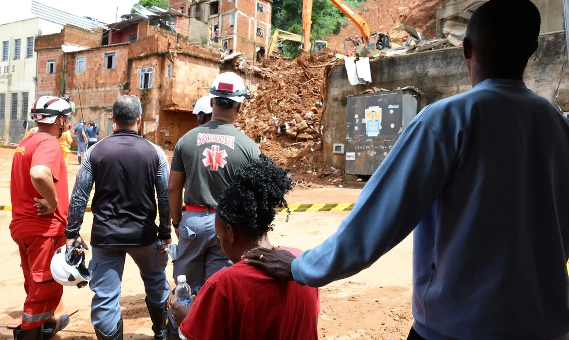 Voluntários percorrem estados para ajudar vítimas das chuvas em Minas Gerais