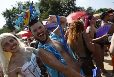 Carnaval no Rio reúne multidão em bloco que celebra diversidade e combate ao assédio