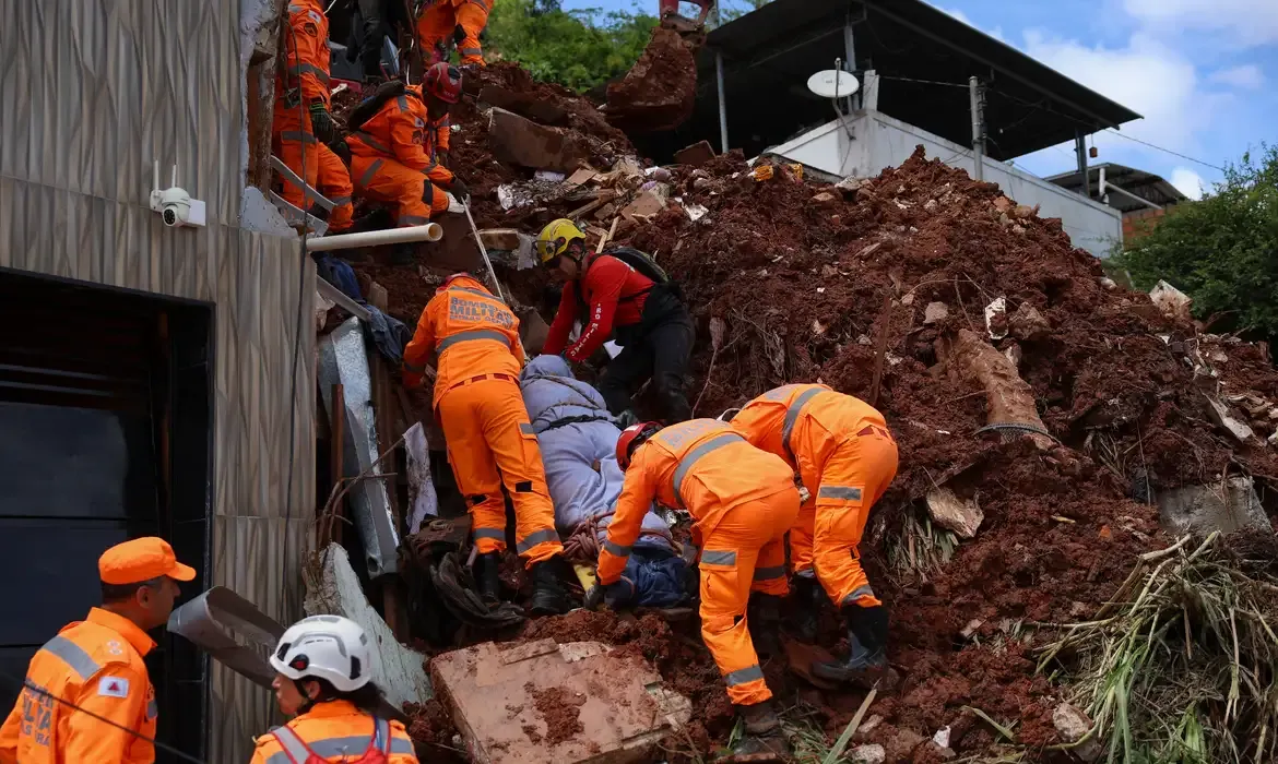 Chuvas deixam 46 mortos e mantêm buscas por desaparecidos na Zona da Mata